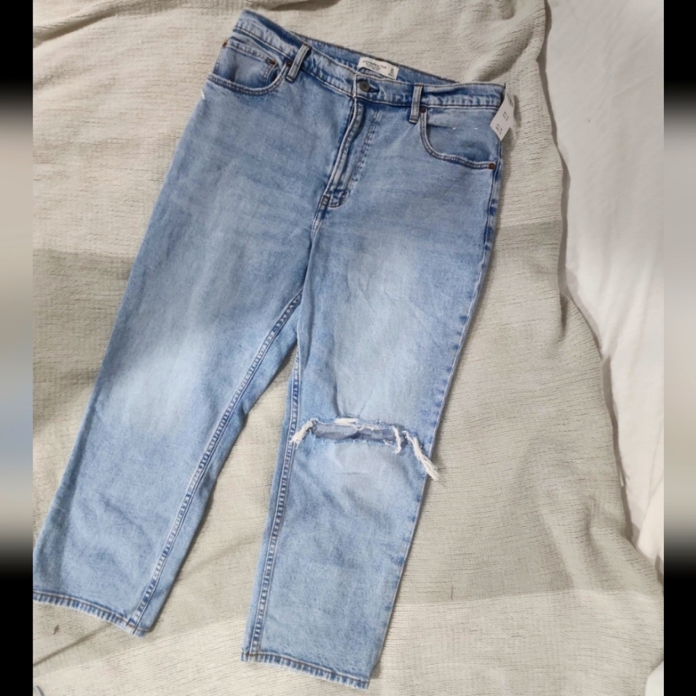 Abercrombie & Fitch Straight leg, High-Rise, Light Wash Mom Jeans NWT 14 short